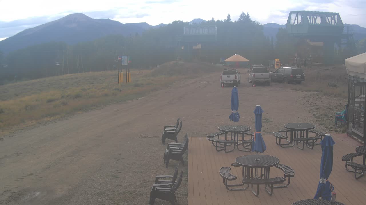 Webcam Crested Butte: Umbrella Bar at Ten Peaks