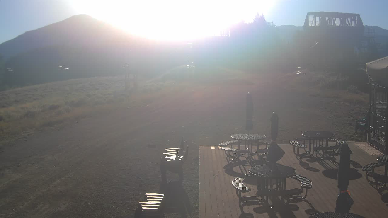 Webcam Crested Butte: Umbrella Bar at Ten Peaks