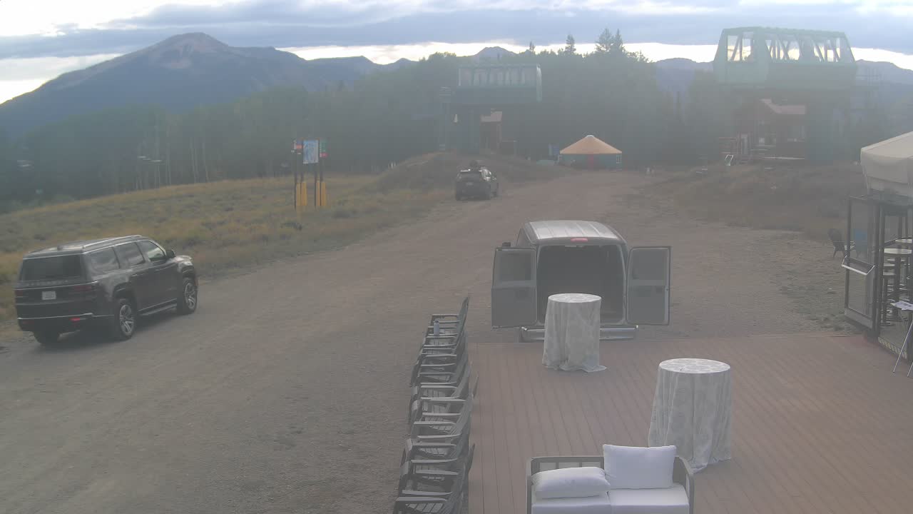 Webcam Crested Butte: Umbrella Bar at Ten Peaks