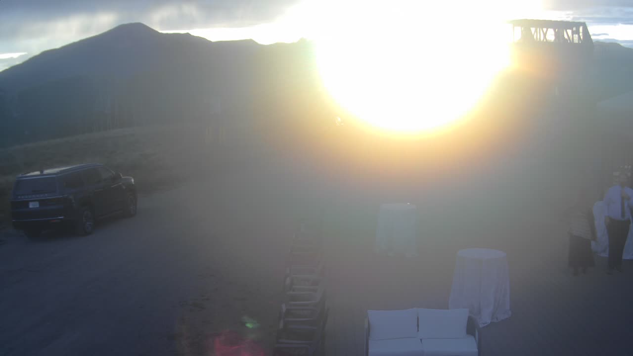 Webcam Crested Butte: Umbrella Bar at Ten Peaks