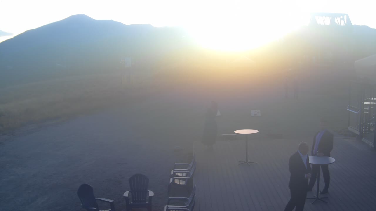 Webcam Crested Butte: Umbrella Bar at Ten Peaks