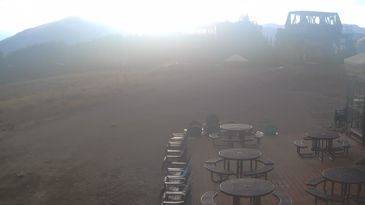 Webcam Crested Butte: Umbrella Bar at Ten Peaks