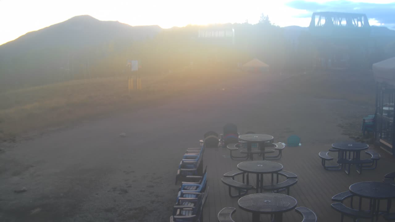 Webcam Crested Butte: Umbrella Bar at Ten Peaks