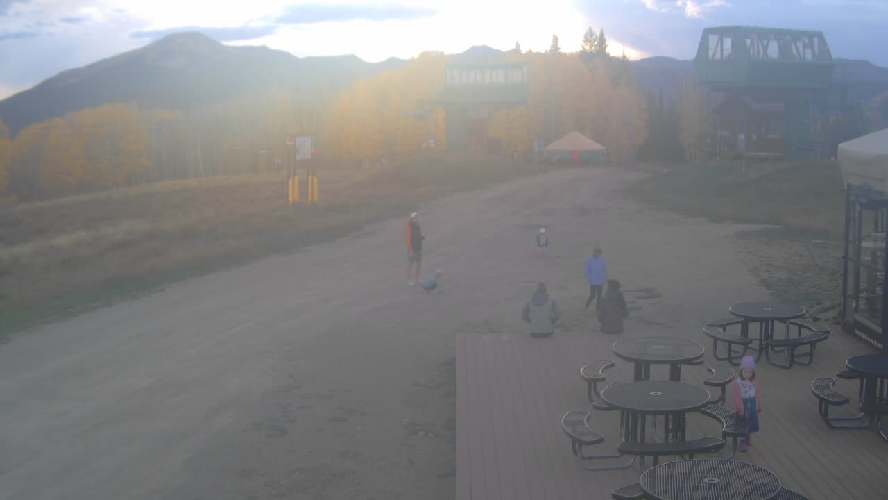 Webcam Crested Butte: Umbrella Bar at Ten Peaks