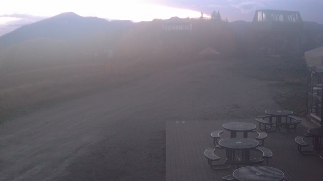Webcam Crested Butte: Umbrella Bar at Ten Peaks