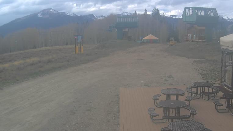 Webcam Crested Butte: Umbrella Bar at Ten Peaks