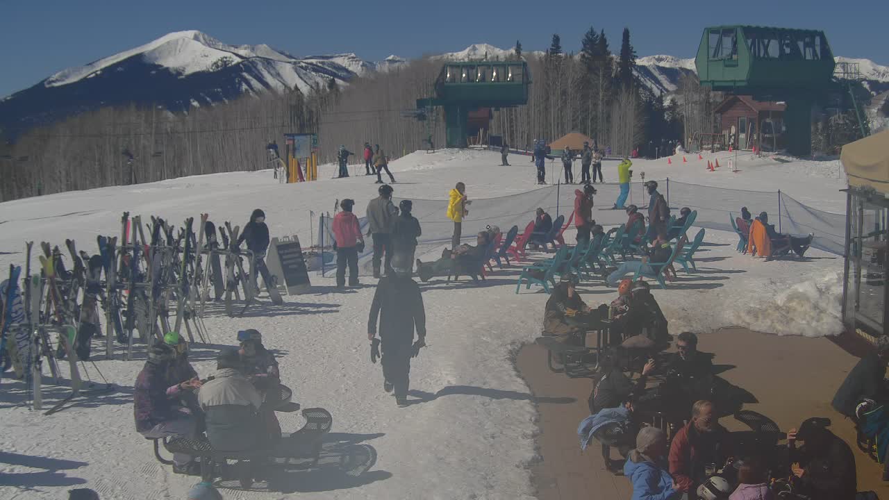 Webcam Crested Butte: Umbrella Bar at Ten Peaks