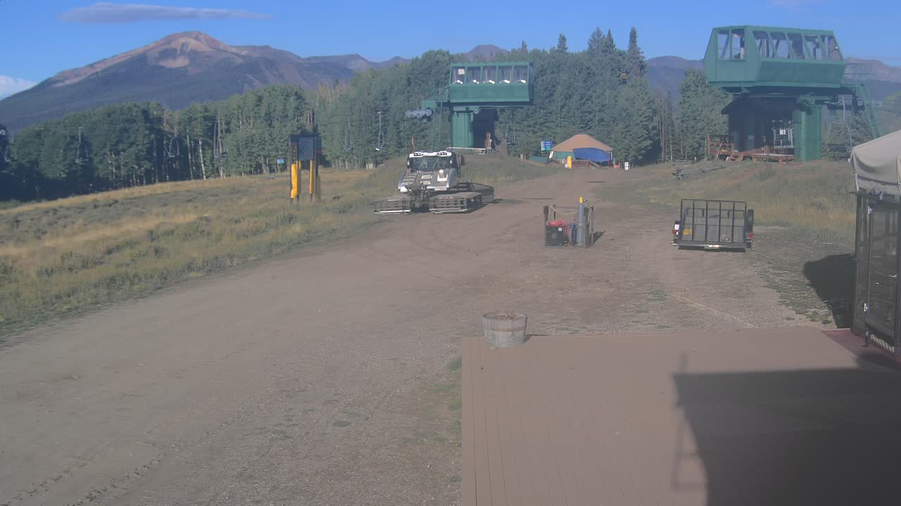 Webcam Crested Butte: Umbrella Bar at Ten Peaks