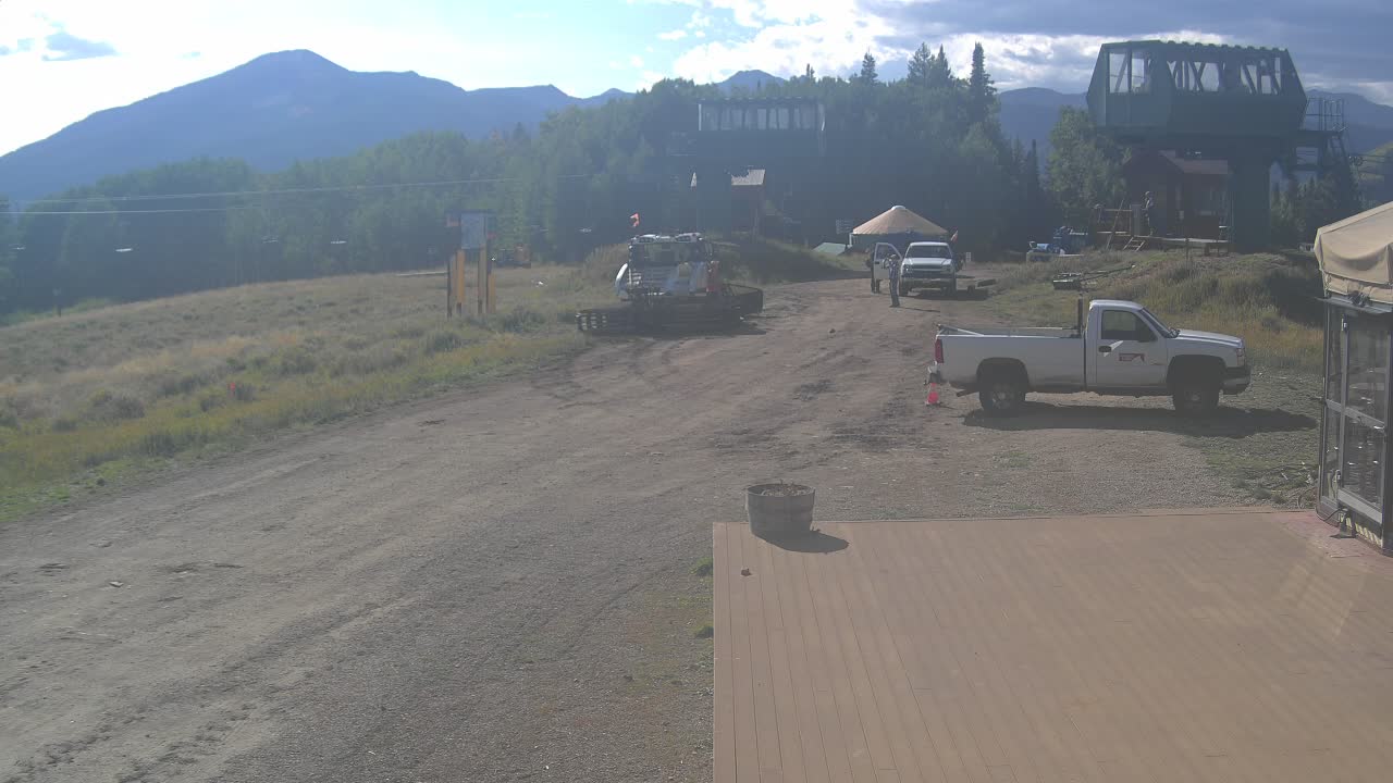 Webcam Crested Butte: Umbrella Bar at Ten Peaks