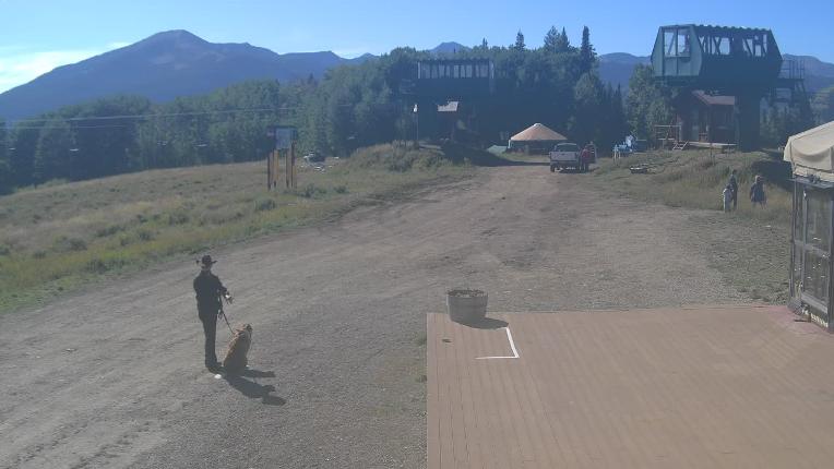 Webcam Crested Butte: Umbrella Bar at Ten Peaks