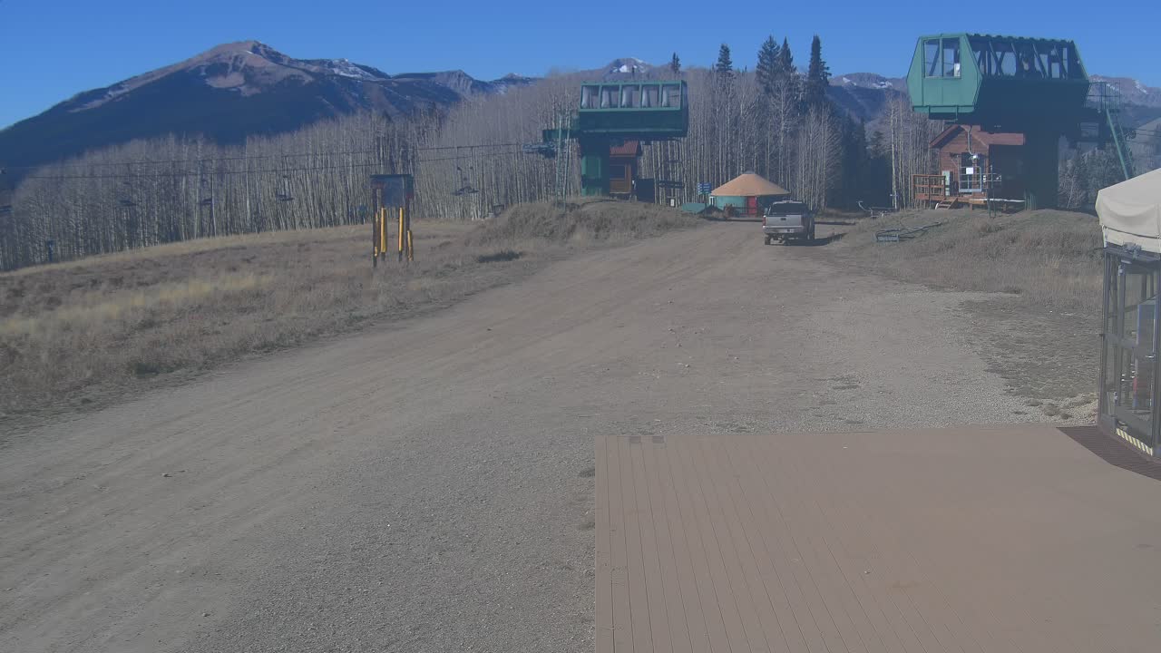 Webcam Crested Butte: Umbrella Bar at Ten Peaks