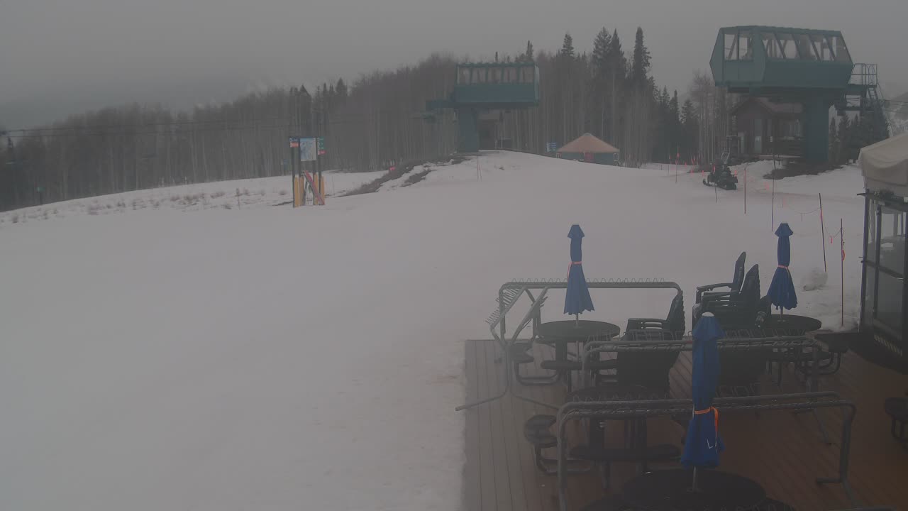 Webcam Crested Butte: Umbrella Bar at Ten Peaks