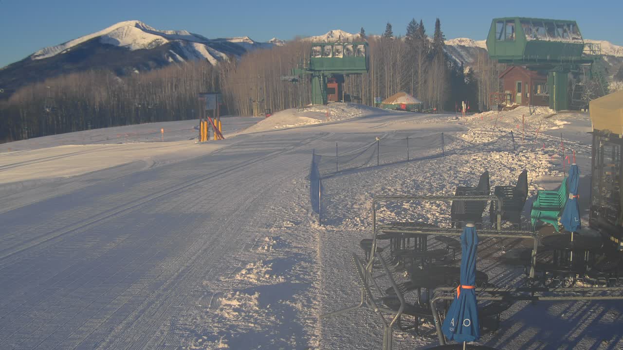 Webcam Crested Butte: Umbrella Bar at Ten Peaks