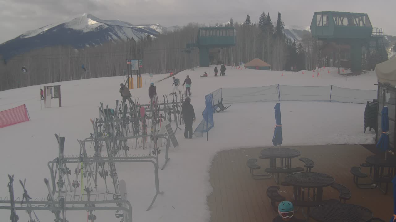 Webcam Crested Butte: Umbrella Bar at Ten Peaks
