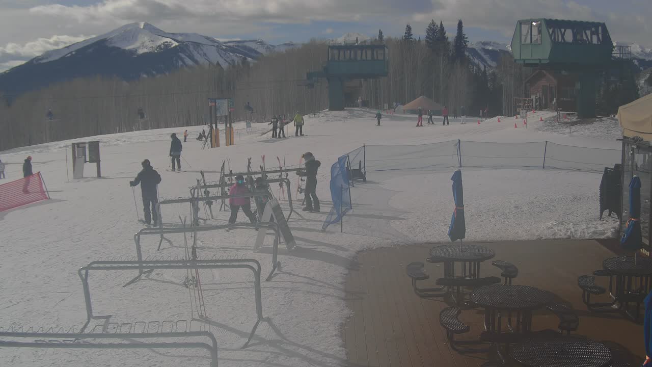 Webcam Crested Butte: Umbrella Bar at Ten Peaks
