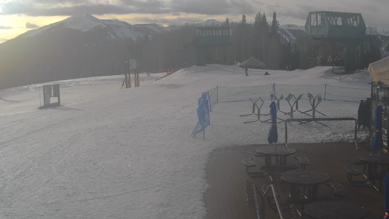 Webcam Crested Butte: Umbrella Bar at Ten Peaks