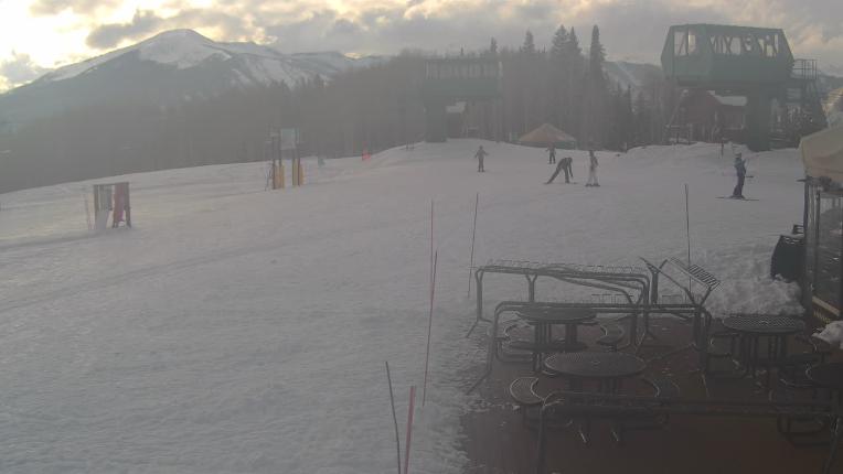 Webcam Crested Butte: Umbrella Bar at Ten Peaks