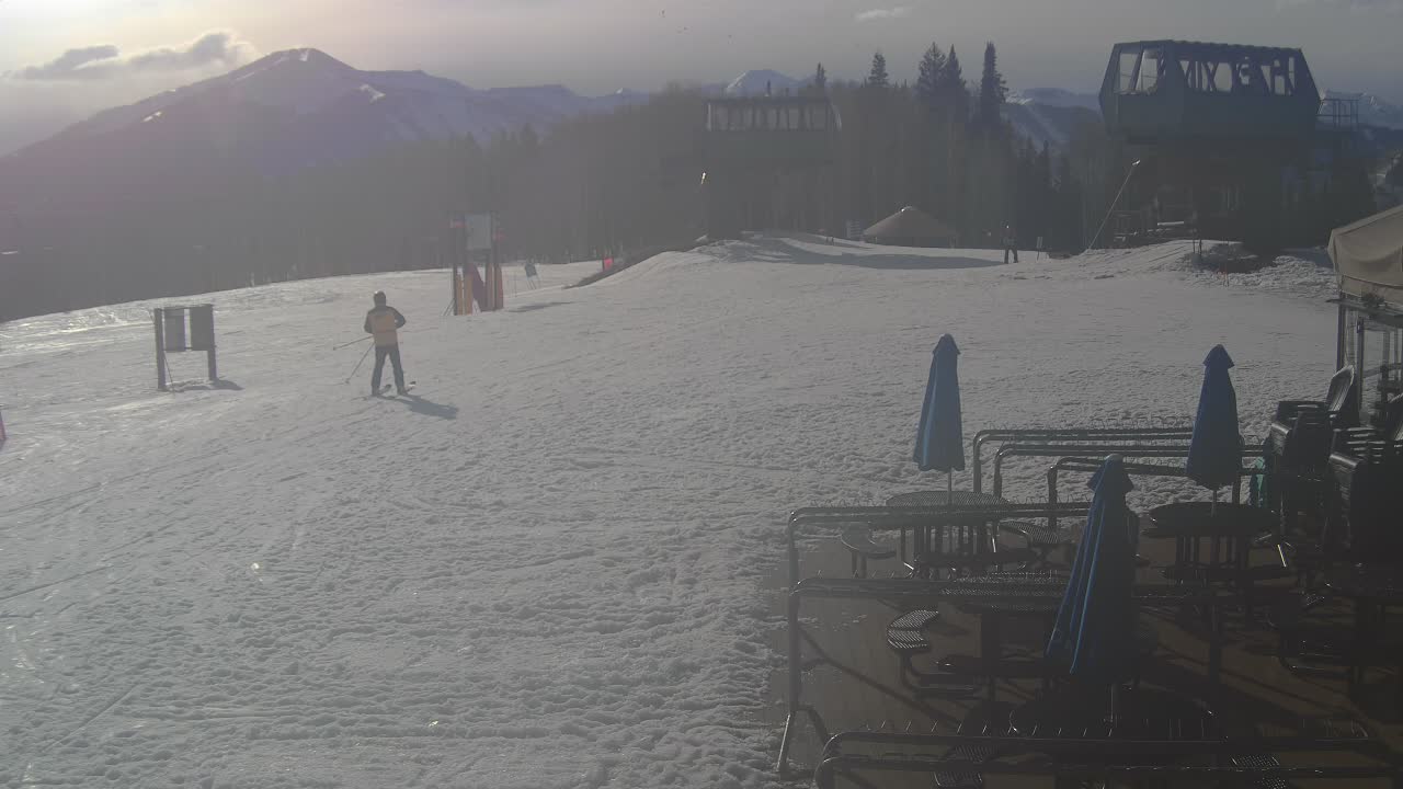 Webcam Crested Butte: Umbrella Bar at Ten Peaks