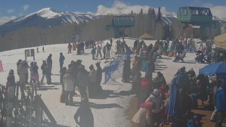 Webcam Crested Butte: Umbrella Bar at Ten Peaks