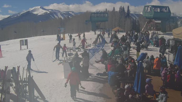 Webcam Crested Butte: Umbrella Bar at Ten Peaks