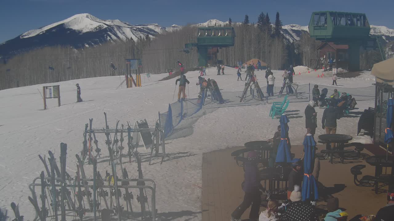 Webcam Crested Butte: Umbrella Bar at Ten Peaks
