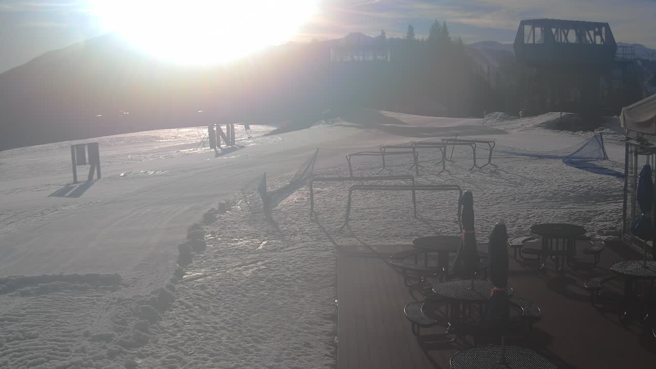 Webcam Crested Butte: Umbrella Bar at Ten Peaks