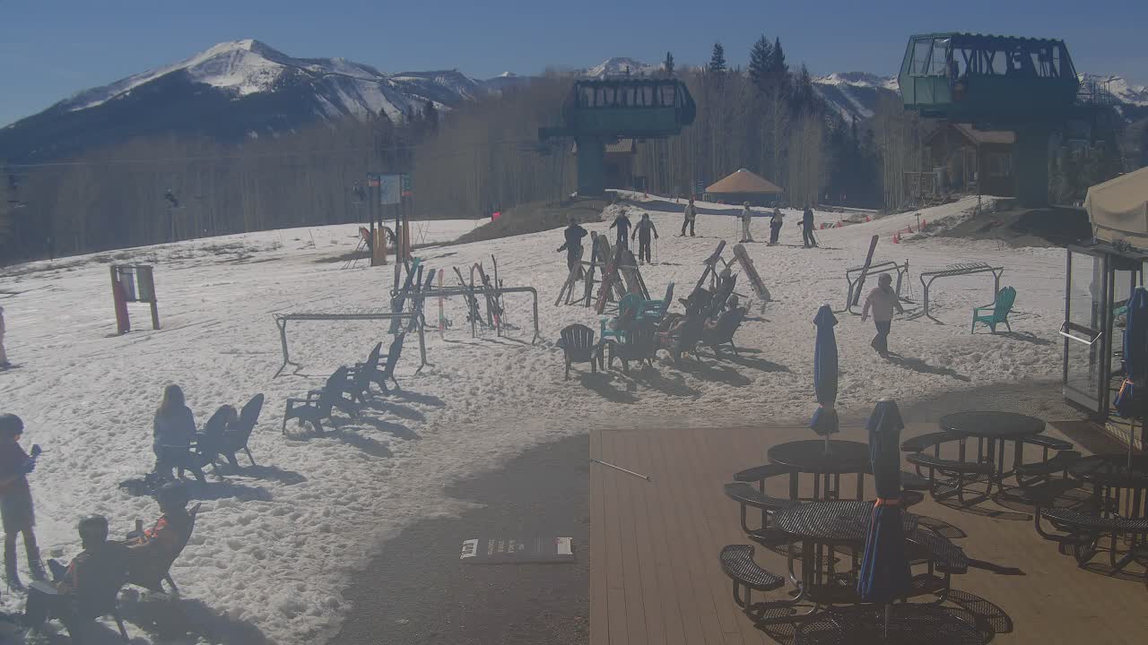 Webcam Crested Butte: Umbrella Bar at Ten Peaks