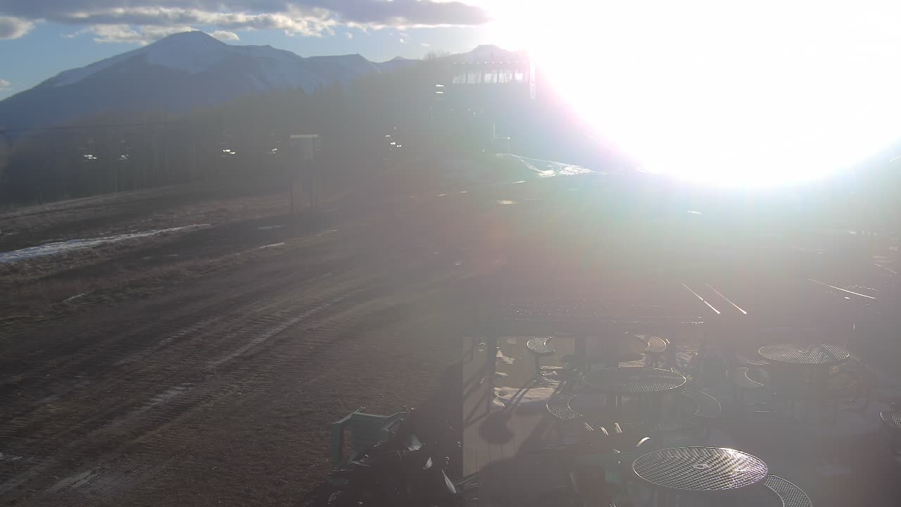Webcam Crested Butte: Umbrella Bar at Ten Peaks