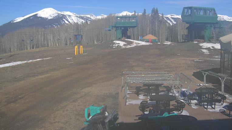 Webcam Crested Butte: Umbrella Bar at Ten Peaks
