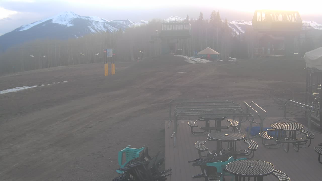 Webcam Crested Butte: Umbrella Bar at Ten Peaks