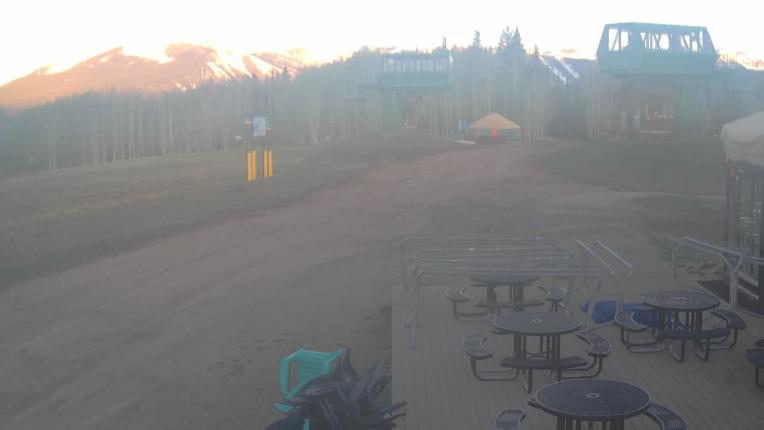 Webcam Crested Butte: Umbrella Bar at Ten Peaks
