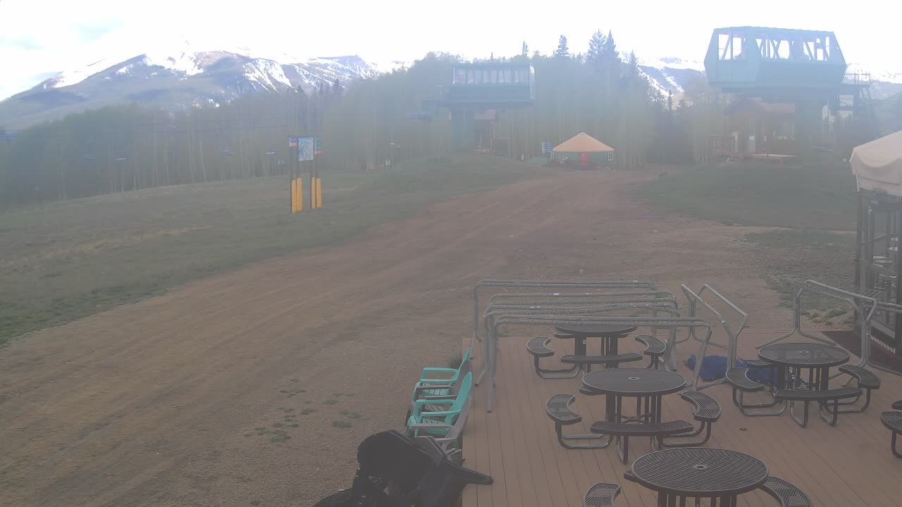 Webcam Crested Butte: Umbrella Bar at Ten Peaks