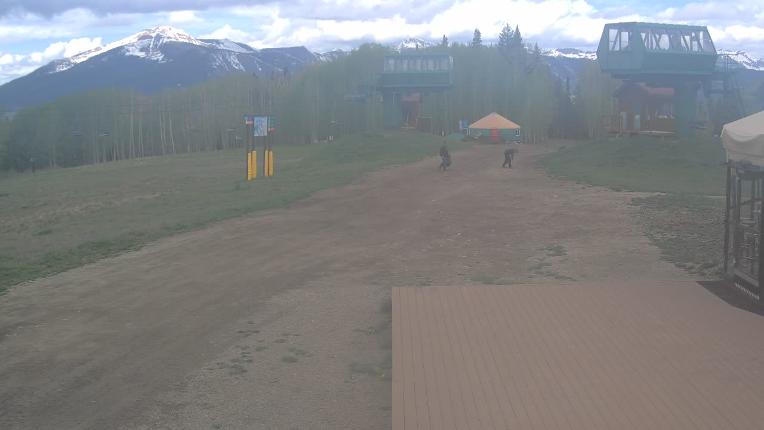 Webcam Crested Butte: Umbrella Bar at Ten Peaks