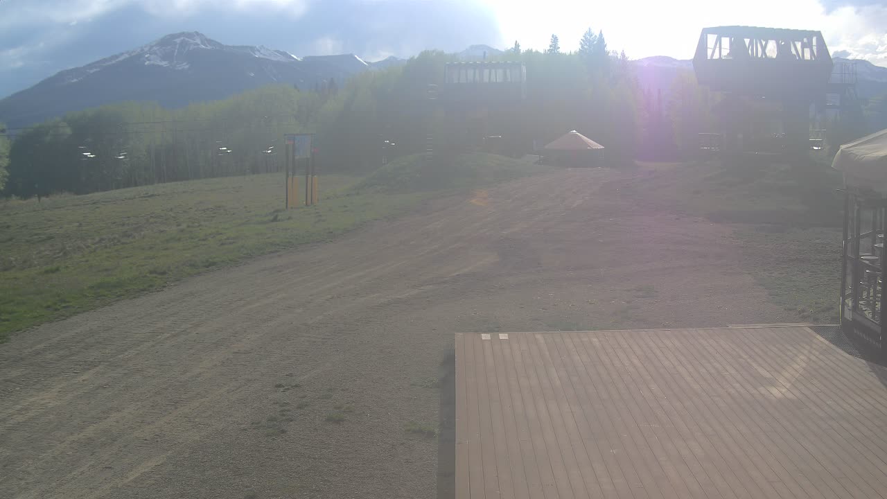 Webcam Crested Butte: Umbrella Bar at Ten Peaks