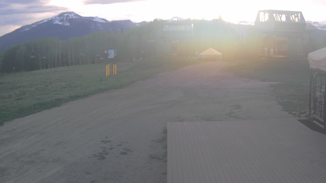 Webcam Crested Butte: Umbrella Bar at Ten Peaks