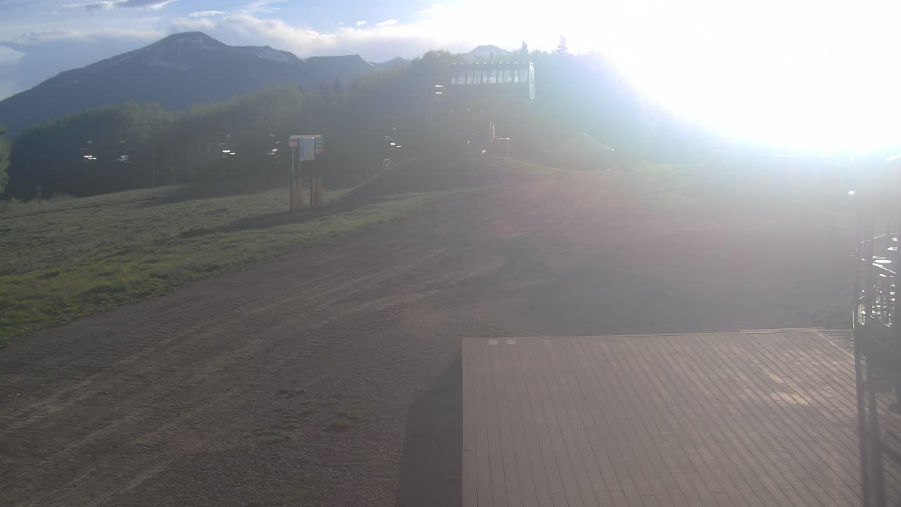Webcam Crested Butte: Umbrella Bar at Ten Peaks