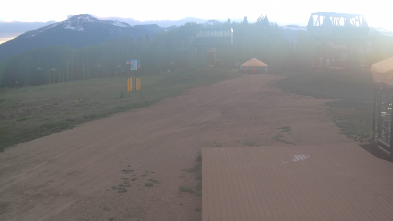 Webcam Crested Butte: Umbrella Bar at Ten Peaks