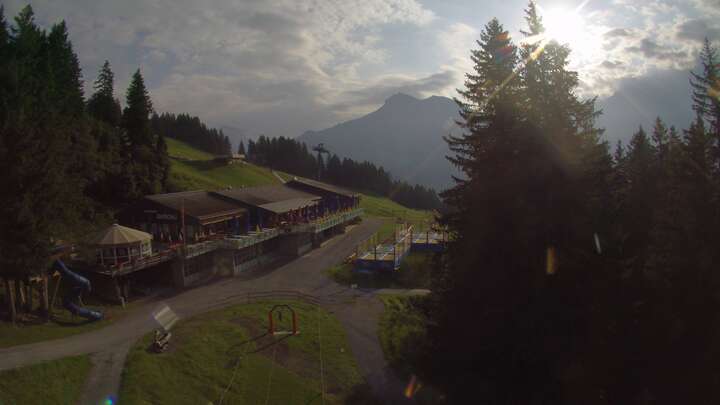 Webcam Elm: Sportbahnen Ämpächli