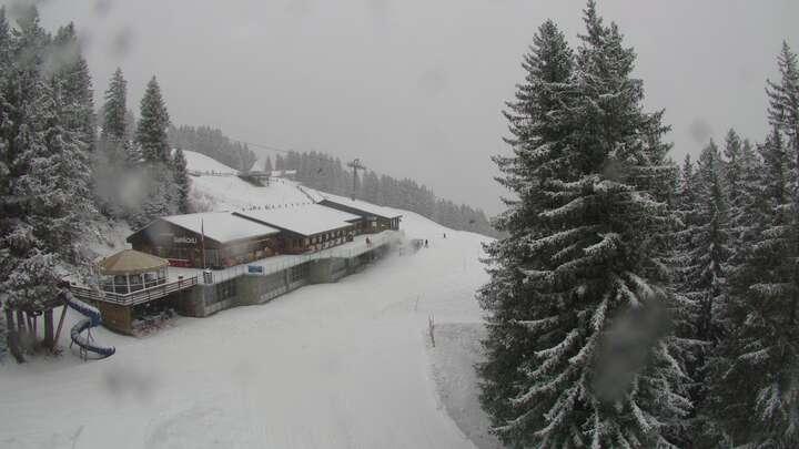 Webcam Elm: Sportbahnen Ämpächli