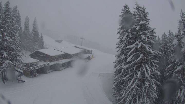 Webcam Elm: Sportbahnen Ämpächli