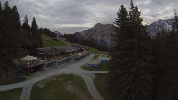 Webcam Elm: Sportbahnen Ämpächli