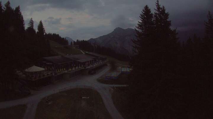 Webcam Elm: Sportbahnen Ämpächli