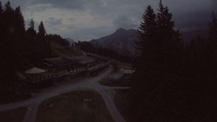 Webcam Elm: Sportbahnen Ämpächli