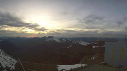 Glacier 3000: Cabane 2525m (glacier3000.ch)