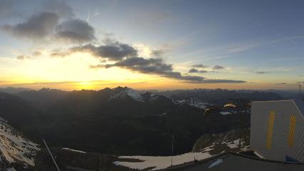 Glacier 3000: Cabane 2525m (glacier3000.ch)