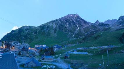 Grand Tourmalet: La mongie village - 1750m (skaping.com)