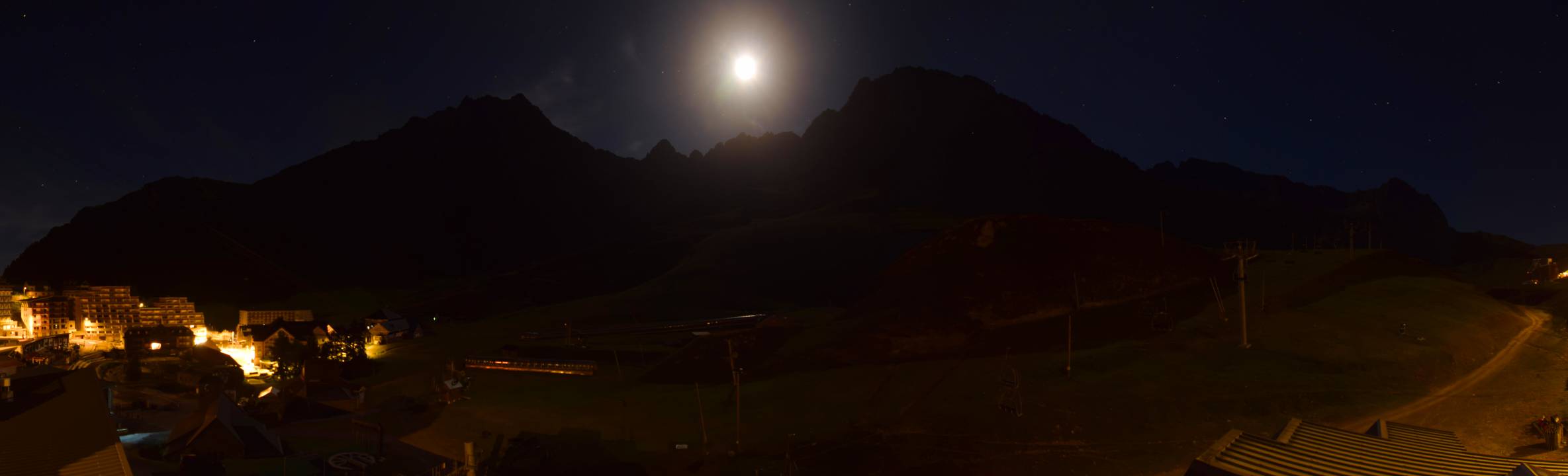 Webcam Grand Tourmalet: La mongie village - 1750m