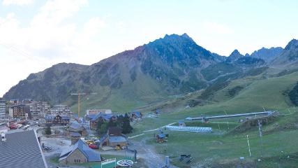 Grand Tourmalet: La mongie village - 1750m (skaping.com)