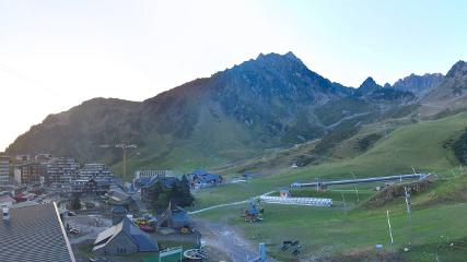 Grand Tourmalet: La mongie village - 1750m (skaping.com)
