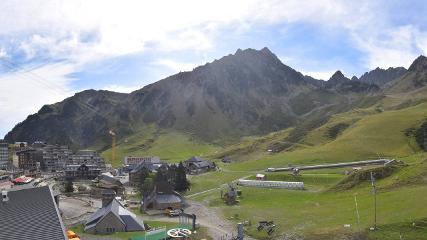 Grand Tourmalet: La mongie village - 1750m (skaping.com)